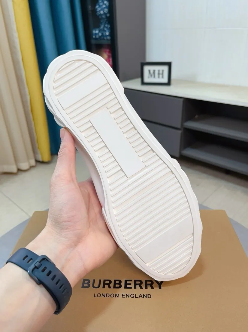 Men's shoes💰440🌹🌹"burberry" Burberry high-top original brand imported from Italy, selected cowhide with electric embroidered logo➕Genuine leather, breathable and comfortable (refuses to discolor and grind feet) Sole: non-slip rubber outsole, original quality, super comfortable Korean style shoes🏃 Men's shoe size: 38-44,